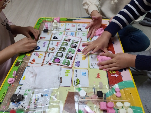 ▲ 포스코 임직원들이 코로나19 예방에 어려움을 겪는 이웃을 돕고자 비대면 재택봉사에 나섰다.ⓒ포스코