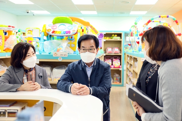 ▲ 백선기 칠곡군수는 지난달 29일 개관 준비가 한창인 칠곡군온가족행복센터를 찾아 개관 준비상황을 현장 점검했다.ⓒ칠곡군