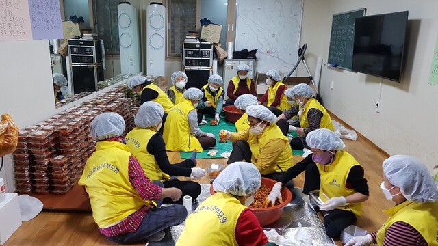 ▲ 경북농협(본부장 도기윤)과 농가주부모임 경북도연합회(회장 황현숙) 회원들은 지난 28일부터 1박2일 동안 안동 명리 노인정을 찾아 ‘찬찬찬’ 사랑의 밑반찬 나눔 행사를 개최했다.ⓒ경북농협