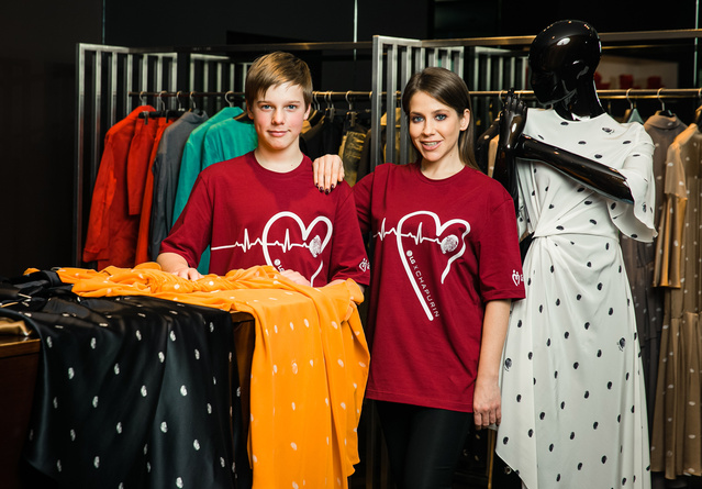 ▲ 캠페인 참가자들이 러시아 유명 디자이너 이고르 샤프린이 디자인한 티셔츠를 입고 있는 모습. ⓒLG전자