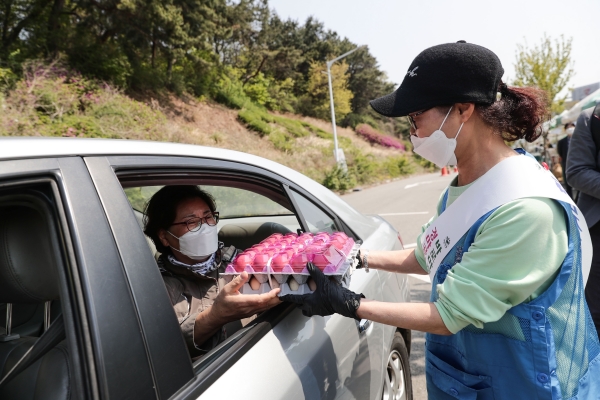 ▲ 과천 경마공원 바로마켓 드라이브 스루에서 한 소비자가 계란을 구매하고 있다.ⓒaT 제공