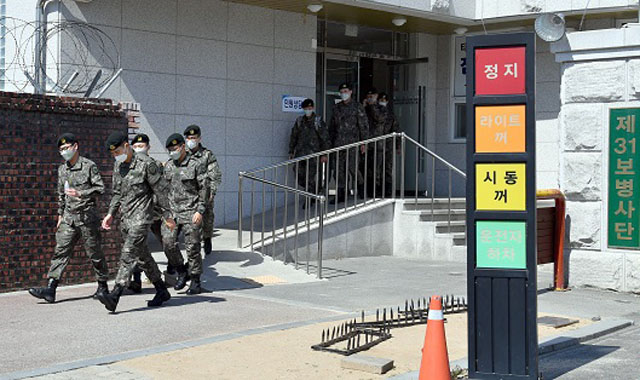 ▲ 지난 4월 24일 외출하는 육군 제31사단 장병들. ⓒ뉴시스. 무단전재 및 재배포 금지.