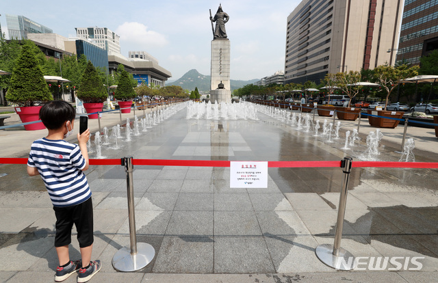 ▲ 서울 종로구 광화문광장 분수가 우한코로나 확산방지를 위해 출입이 통제됐다. ⓒ뉴시스