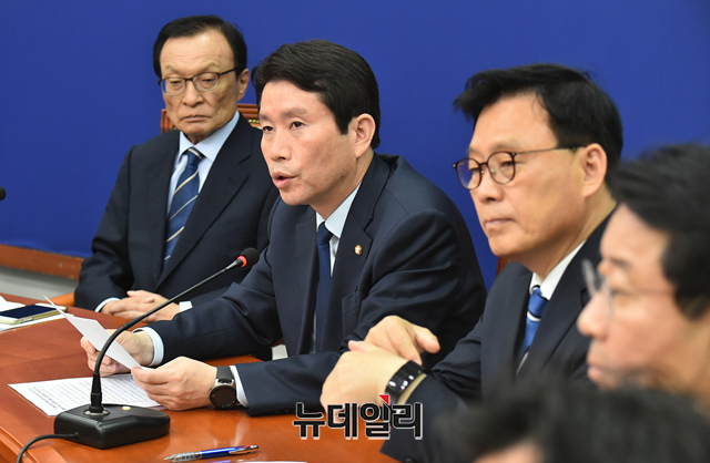 ▲ 더불어민주당 인사들 사이에서 개헌에 대한 발언이 쏟아지고 있다. 이인영 원내대표가 직접 나서 