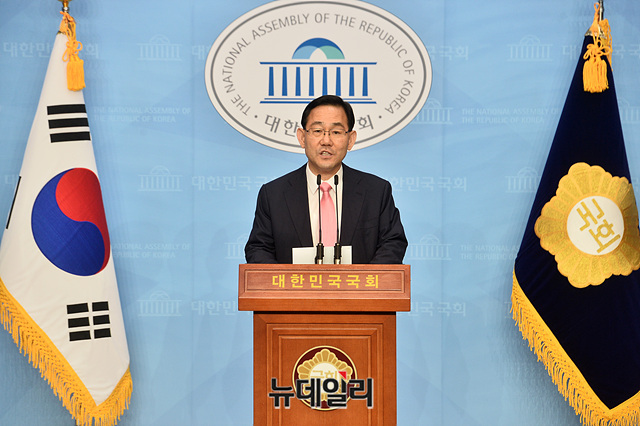 ▲ 주호영 미래통합당 의원이 4일 오후 국회 소통관 기자회견장에서 미래통합당 원내대표 출마 선언을 하고 있다. ⓒ박성원 기자