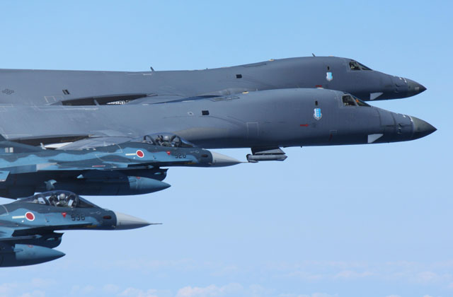 ▲ 미공군 B-1B 편대를 호위하는 일본 항공자위대 F-2 지원전투기. 2017년 9월에 촬영한 사진이다. ⓒ미군 인도·태평양 사령부 공개사진.