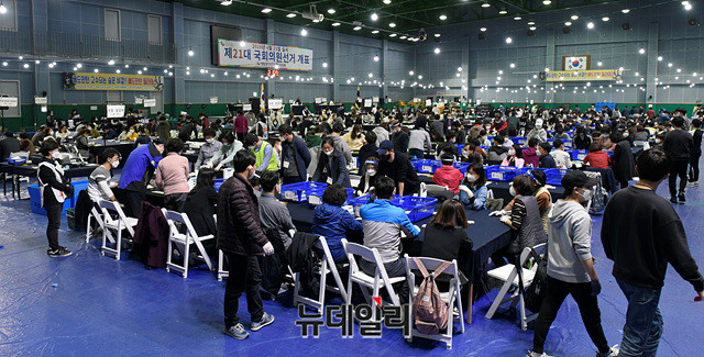 ▲ 이번 총선결과를 두고 선거부정의혹이 거세게 이는 가운데, 의혹 규명을 요구하는 목소리가 커지고 있다. 사진은 서울 영등포구 한 개표소 모습ⓒ박성원 기자