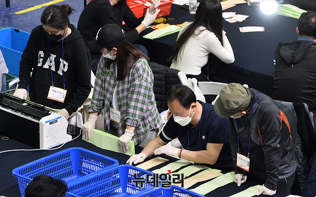 ▲ 지난달 16일 새벽 서울 영등포구 한 개표소에서 개표가 진행되는 모습.ⓒ박성원 기자