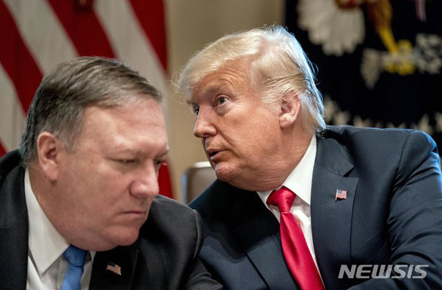 ▲ 마이크 폼페이오 미국 국무장관에게 귀엣말을 하는 도널드 트럼프 대통령. ⓒ뉴시스 AP. 무단전재 및 재배포 금지.