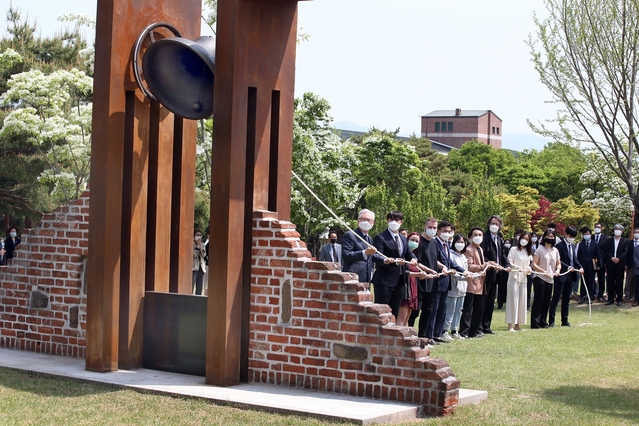 ▲ 계명대는 코로나19를 극복하고 강의 시작을 알려 희망을 갖자는 의미를 담아 60여 년 만에 교종을 울렸다.ⓒ계명대