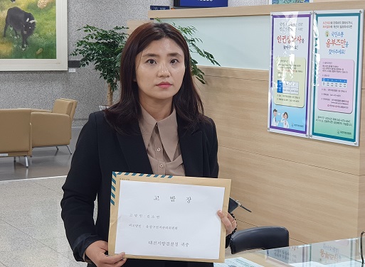 ▲ 김소연 변호사(전 유성구을 총선출마후보)는 4일 유성구선관위를 ‘투표함 특수봉인제 접착제 훼손’과 관련해 유성구선거관리위원회에 대해 고발장을 접수하고 있다.ⓒ김소연 변호사