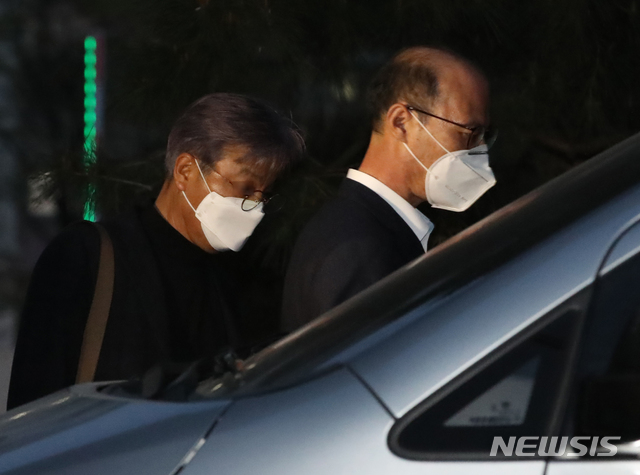 ▲ 미공개 정보를 이용해 주식을 판 혐의(자본시장과 금융투자업에 관한 법률 위반 및 특정경제범죄 가중처벌법상 횡령 및 배임)를 받는 신라젠 이용한 전 대표, 곽병학 전 감사(오른쪽)가 구속 전 피의자심문(영장실질심사)을 마친 뒤 16일 오후 서울 양천구 서울남부지방법원을 나서 검찰 차량에 탑승하고 있다. ⓒ뉴시스