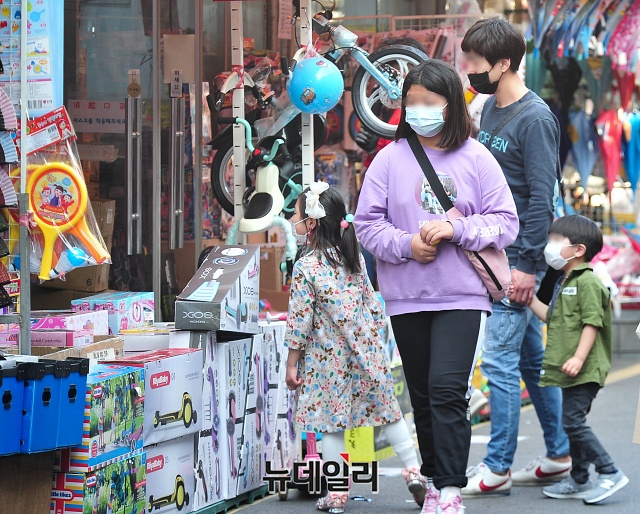 ▲ 어린이날을 하루 앞둔 4일 오후 서울 종로구 문구완구거리가 마스크를 쓴 시민들과 아이들로 붐비고 있다.ⓒ권창회 사진기자