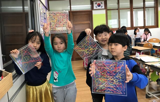 ▲ 지난해 돌봄교실 단체프로그램(지오보드 수학, 우쿠렐레 연주) 운영 모습.ⓒ세종시교육청