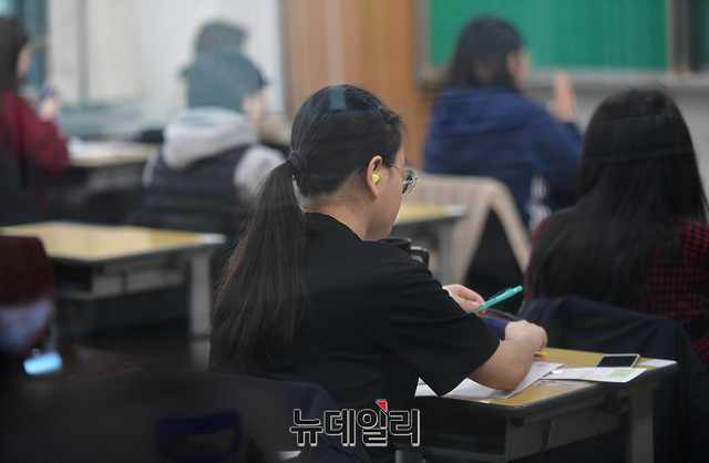 ▲ 교육방송(EBS) 수능특강 교재에 대기업과 프랜차이즈 기업을 비판하거나 기존 언론에 대한 부정적 인식을 담은 내용이 일부 포함돼 논란이 일었다. ⓒ정상윤 기자