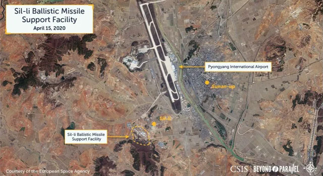 ▲ 왼쪽은 신리 미사일 지원시설, 오른쪽은 평양 순안국제공항이다. ⓒ비욘드 패러렐 홈페이지 캡쳐.