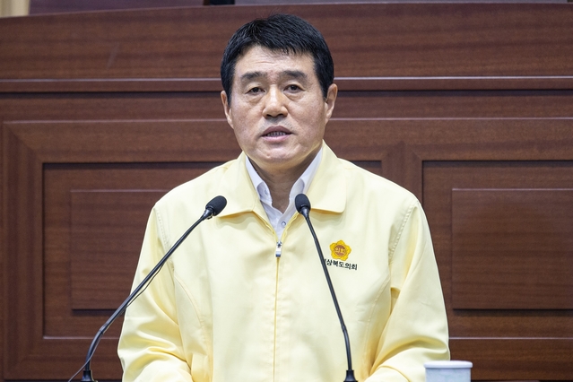 ▲ 경북도의회 박영환 의원(미래통합당, 영천)은 6일 경북도의회 제315회 임시회 제1차 본회의 도정질문에서 경북도민과 대구시민이 공감하는 대구경북행정통합의 추진 문제점을 지적했다.ⓒ경북도의회