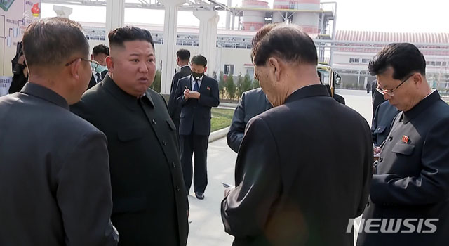 ▲ 지난 1일 평안남도 순천군 인 비료공장 준공식에 나타난 김정은. ⓒ뉴시스. 무단전재 및 재배포 금지.