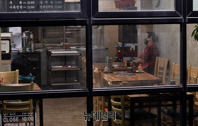 ▲ 서울 구로구 신도림역 인근 한 식당에서 점주가 텅빈 가게를 지키고 있다. ⓒ박성원 기자