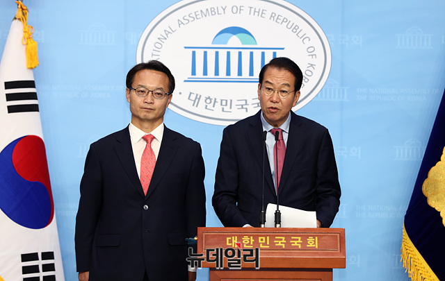 ▲ 권영세 미래통합당 당선자(왼쪽)가 6일 오전 국회 소통관 기자회견장에서 원내대표 경선 출마 선언을 하고 있다. ⓒ박성원 기자