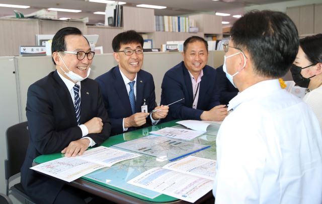 ▲ 박상돈 천안시장이 6일 지역현안사업 해결에 필요한 정부예산을 발 빠르게 확보하기 위해 정부세종청사의 국토교통부, 환경부를 방문해 각종 현안사업의 당위성을 설명하고 정부계획에 반영해 줄 것을 요청하고 있다.ⓒ천안시