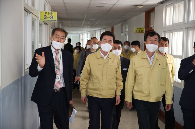 ▲ 이강덕 시장은 포항교육지원청과 함께 일선 학교현장의 운영상황을 비롯해 개학에 따른 방역대책과 준비상황 등을 점검하고 대책회의를 논의했다.ⓒ포항시