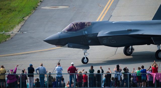 ▲ 지난해 7월 13일 알래스카 아일슨 공군기지에서 열린 북극 에어쇼 도중 F-35A 전투기가 이륙하는 모습을 활주로에서 보는 관중들. ⓒ루크 미 공군기지 갤러리 캡쳐.