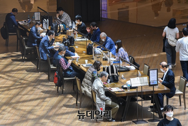 ▲ 우한코로나 방역 체제가 '생활 속 거리두기'로 전환된 6일 오후 서울 강남구 코엑스 별마당 도서관에 시민들이 거리를 두며 책을 보고 있다. ⓒ권창회 기자