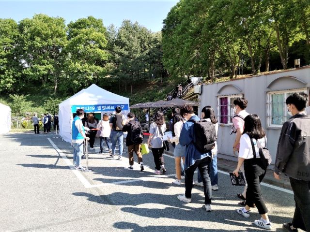 ▲ 한국영상대학교가 6일부터 단계별 대면수업에 들어간 가운데 등교하는 전 학생들 열화상카메라가 설치된 임시진료소에서 발열 및 건강상태를 체크하고 있다.ⓒ한국영상대