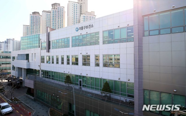 ▲ 지난 6일 우한코로나(코로나19) 확진 판정을 받은 경기도 용인시 거주자 A씨(29)가 연휴 기간에 5일이나 외출했던 것으로 확인됐다. 그는 음식점과 병원을 비롯해 서울 이태원의 클럽 3곳을 방문한 것으로 확인됐다. 사진은 A씨가 검체 채취를 받은 기흥구보건소. ⓒ뉴시스