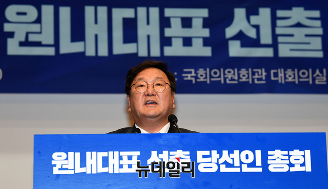 ▲ 7일 진행된 더불어민주당 당선자총회에서 김태년 의원이 원내대표에 선출됐다. ⓒ이종현 기자