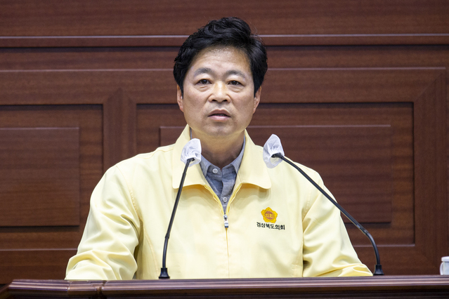 ▲ 이춘우 의원은 7일 제315회 도의회 임시회 제2차 본회의 도정질문에서 코로나19사태에 따른 농업·농촌부문 대책, 농민수당제 도입, 교통안전 개선 대책을 촉구했다.ⓒ경북도의회
