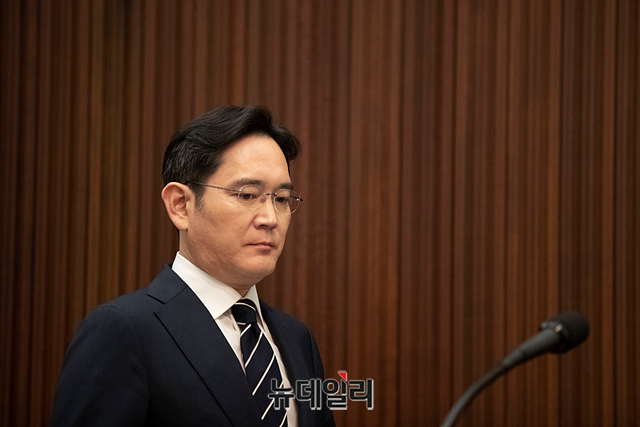 ▲ 이재용 삼성전자 부회장이 지난 6일 대국민사과문을 발표하기 위해 나서고 있다. ⓒ정상윤 기자