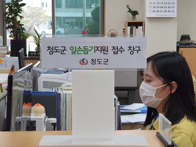 ▲ 청도군은 농촌 인력 확보에 어려움이 발생함에 따라 농번기 일손부족 해결 및 지역 경제 활성화를 도모하고자 농촌일손돕기 알선창구를 운영한다.ⓒ청도군