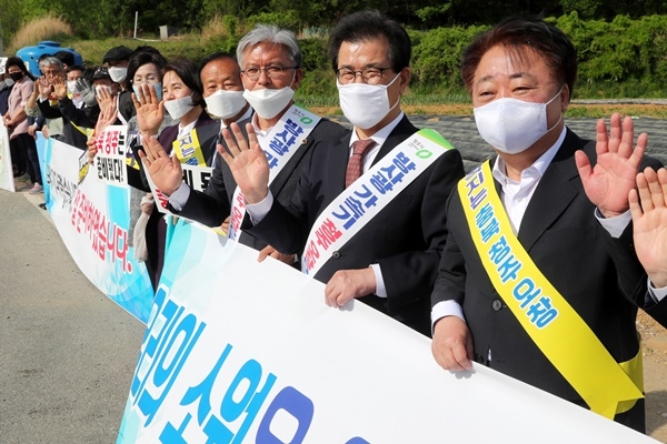 ▲ “방사광가속기 입지 충북 청주 오창이 최적.”
이시종 충북지사(오른쪽 두 번째)와 장선배 충북도의장, 한범덕 청주시장(첫 번째), 하재성 청주시의장을 비롯해 충북도의회와 청주시의회 의원들이 청주시 청원구 오창읍 후기리에서 차세대 방사광가속기 현장평가실사단의 방문을 환영하고 있다.ⓒ충북도