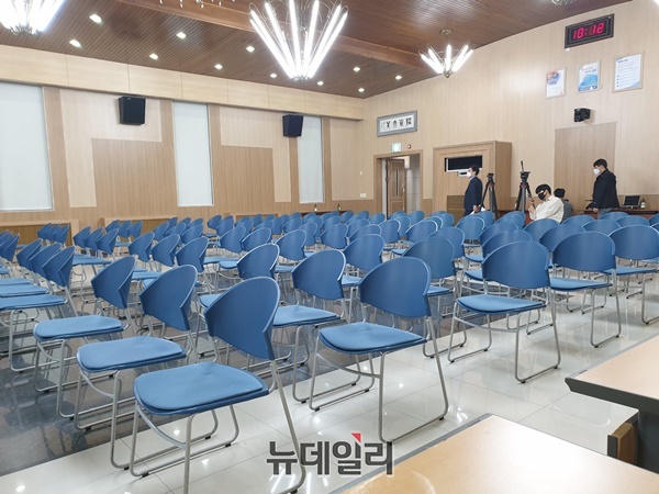 ▲ 긴장감 도는 충북도청 대회의실.ⓒ박근주 기자
