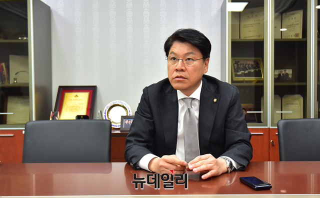 ▲ 본지와 인터뷰 중인 장제원 의원. 그는 