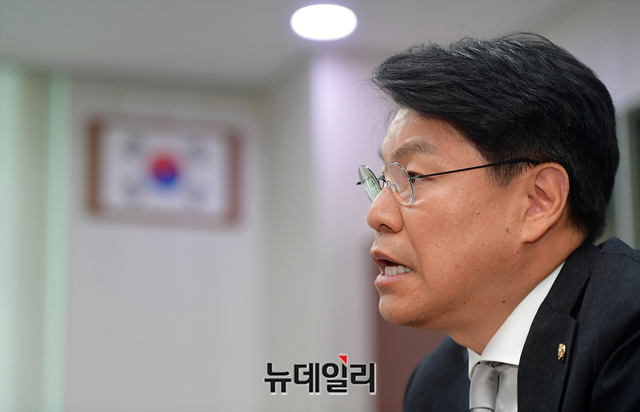 ▲ 장제원 의원은 본지와 인터뷰 중에 