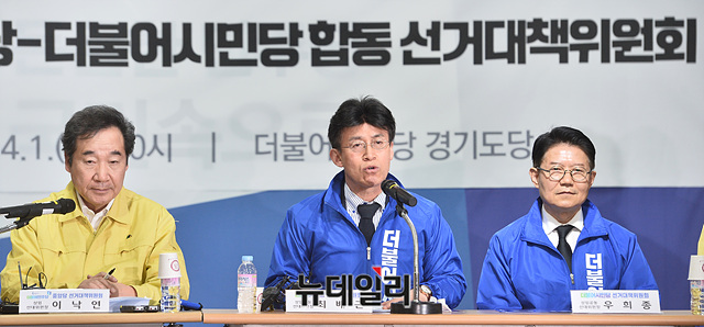 ▲ 최배근(가운데) 건국대 경제학과 교수가 8일 라디오 인터뷰에서 문재인 정부의 '한국형 뉴딜 정책'을 비판했다. ⓒ박성원 기자