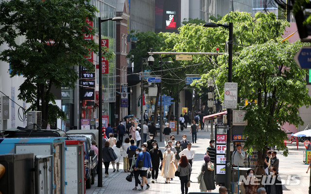 ▲ 생활 속 거리두기로 전환된 후 서울 명동거리에서 시민들이 오가고 있다. ⓒ뉴시스