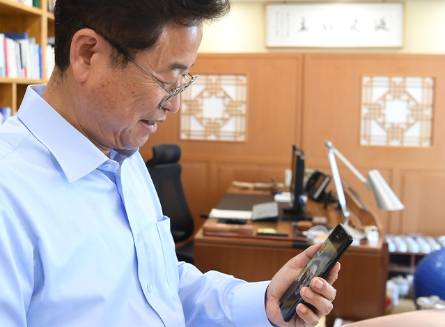 ▲ 이철우 지사는 어버이날을 맞아 부모님을 지극정성으로 섬기고 뜻을 받들며 효를 실천한 세 분의 효행자들과 영상통화를 가졌다.ⓒ경북도