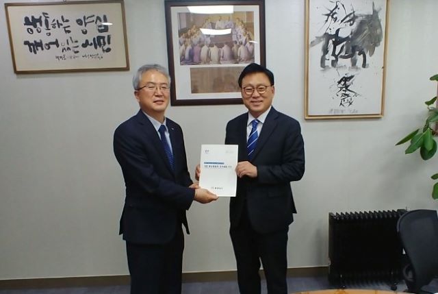 ▲ 8일 국회에서 이우성 충남도 문화체육부지사가 박광온 더불어민주당 최고위원에게 KBS 충남방송국 설립 관련 건의사항이 담긴 자료를 전달하고 있다.ⓒ충남도