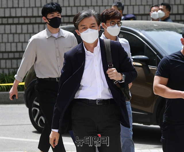 ▲ 자녀 입시비리 의혹과 감찰무마 혐의로 기소된 조국 전 법무부 장관이 8일 오후 서울 서초구 서울중앙지법에서 열린 오후 공판에 출석하고 있다. ⓒ권창회 기자