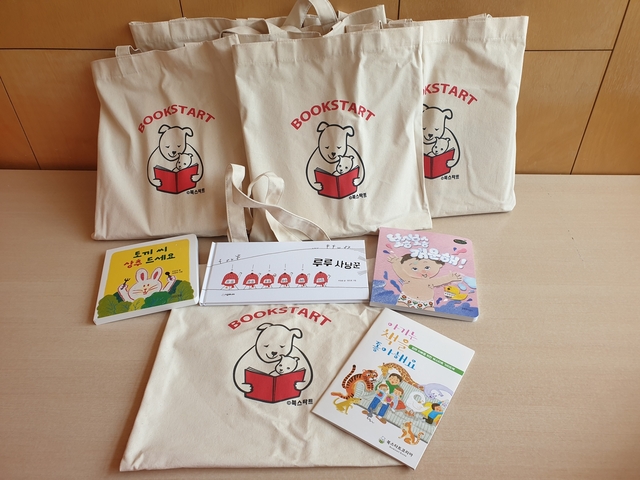 ▲ 청도군은 도서관 임시휴관에 따라 가정 내 독서 육아 지원을 위한 북스타트 책꾸러미를 0~18개월 영유아 가정에 택배로 배부한다.ⓒ청도군