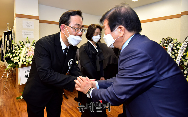 ▲ 박병석 전 국회부의장이 9일 오후 대구 중구 경북대학교 장례식장에 차려진 주호영 미래통합당 신임 원내대표 부친의 빈소를 찾아 조문을 마치고 인사를 나누고 있다.ⓒ정상윤 기자