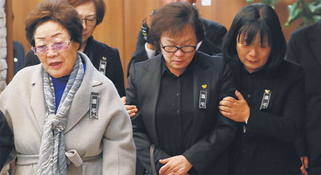 ▲ 지난해 1월 김복동 할머니 입관식 당시 이용수 할머니(왼쪽)와 윤미향 전 정의연대 이사장(오른쪽). ⓒ뉴시스. 무단전재 및 재배포 금지.