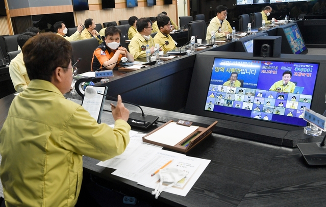 ▲ 이철우 지사는 지난 9일 각 부처 장관, 시·도지사가 참석한 가운데 국무총리 주재로 열린 코로나19 대응 중앙재난안전대책본부 영상회의에서 코로나19 감염병 전담병원에 대한 손실보상금의 빠른 집행을 건의했다.ⓒ경북도