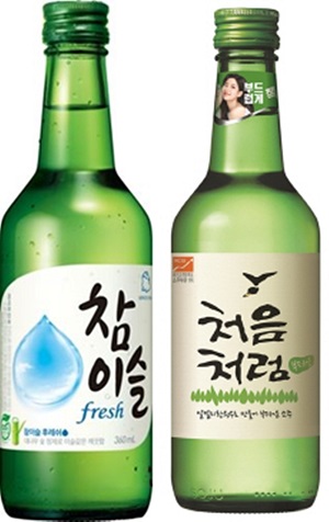 ▲ 국내 주요 소주의 도수가 16.9도로 사실상 통일됐다. 이에 따라 소주업계의 ‘순한 소주’ 경쟁에 다시 불을 지피고 있다. 순하고 부드러운 술을 선호하는 2030대 밀레니얼 세대의 음주 문화에 따라 알코올 16도 소주가 대세로 자리 잡은 것이다.
ⓒ롯데주류, 하이트진로