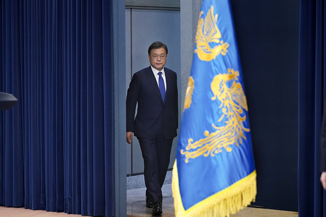 ▲ 문재인 대통령이 10일 취임3주년 특별연설을 위해 청와대 브리핑룸으로 입장하고 있다.ⓒ청와대 제공