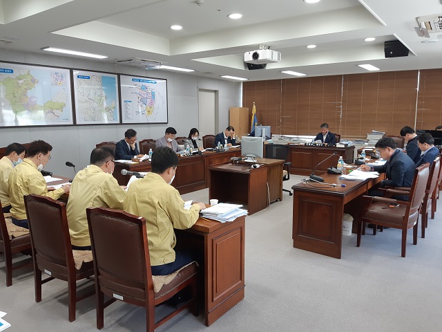 ▲ 건설도시위원회는 장기 미집행 도시계획시설 일몰제 시행을 앞두고 도시계획과, 도로시설과, 공원과 등 3개 부서로부터 합동보고를 받았다.ⓒ포항시의회